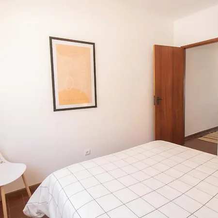 #103 Foxy V By Holidays