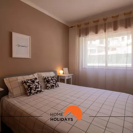 #103 Foxy V By Holidays